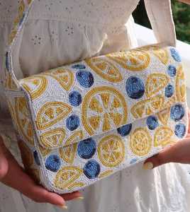 Sac à bandoulière artisanal en perles de verre avec motif floral, impression numérique, bordure orange, forme personnalisée, fleurs roses et feuilles vertes, idéal pour les voyages - Product Image 6