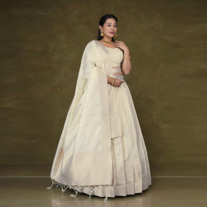 Lehenga Choli en Soie Banarasi de Luxe avec Motifs Tissés Délicats, Jupe Évasée Traditionnelle Longueur Ras du Sol et Blouse Sur Mesure, Idéal Mariage et Plage - Product Image 4