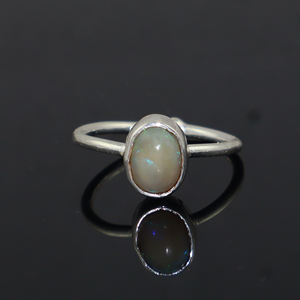 Anillo ajustable de plata de ley 925 con ópalo etíope natural de diseño contemporáneo, forma ovalada, para mujeres y niñas. - Product Image 1