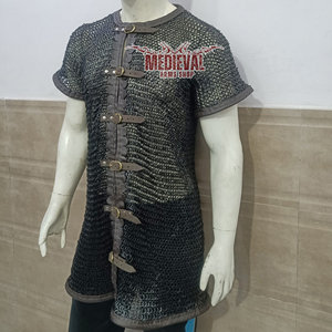 Camisa de armadura de malla de acero dulce negra medieval hecha a mano, de media manga, con remaches planos y ribete de cuero para recreación histórica - Product Image 3