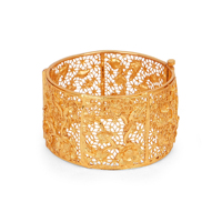 Gelang logam berengsel elegan dengan tampilan emas dan motif bunga besar yang menarik perhatian, cocok untuk resepsi pernikahan dan pakaian tradisional.