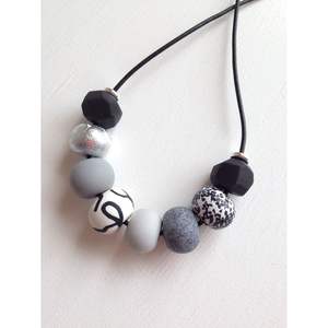 Collier en perles de bois et résine faites à la main, inspiré des tendances, pour un style moderne et décontracté, bijoux artisanaux, assortiments de perles - Product Image 2