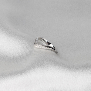 Anillo Chevron de Oro Blanco de 14K con Diamante Cultivado en Laboratorio, Banda Apilable en Forma de V, Anillo de Boda Delicado con Corte Redondo, Joyería Fina Minimalista - Product Image 2