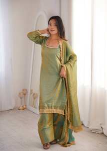 ชุดคุर्ติผ้าไหมปักลายเรียบหรูสำหรับผู้หญิง พร้อมผ้าคลุมไหล่ สีเขียว - Product Image 2