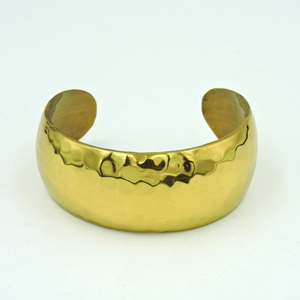 Bracelet manchette large et audacieux en laiton doré martelé - Bijou artisanal tendance pour femme, ajustable, style bohème, cadeau - Product Image 2