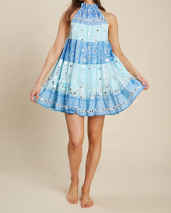 Robe d'été décontractée pour femme en jersey patchwork bleu, col halter, mi-mollet, à volants, style bohème, coupe trapèze, 100% coton, motif floral, écologique - Product Image 4