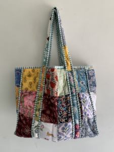Sac fourre-tout matelassé en coton imprimé au bloc et patchwork : Grand sac à main indien en gros - Product Image 2