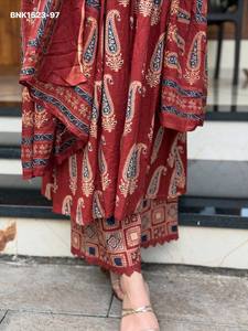 Conjunto Kurti-Plazzo-Dupatta de algodón Jaipuri 60-60 de calidad premium con estampado Bagru y trabajo de espejo en el cuello, proveedor indio. - Product Image 4