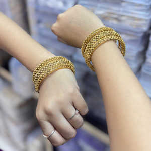 Juego de brazaletes chapados en oro - Product Image 1