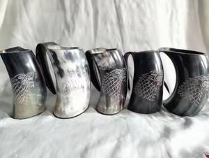 Ensemble de mugs en corne gravés et polis, verres à boire uniques et artisanaux avec de belles détails, idéal pour le whisky et les cocktails - Product Image 5