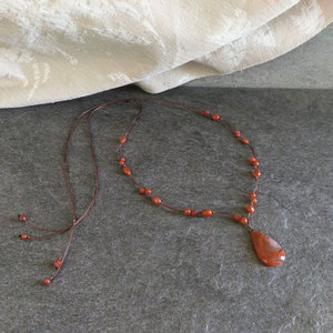 Collier artisanal plaqué or avec pendentif papillon en agate cornaline naturelle, cordon marron, bijoux bohèmes, cadeau unisexe - Product Image 2