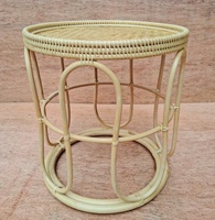 Table basse et table d'appoint en rotin naturel tressé, fabriquées à la main par des artisans, pour un salon moderne