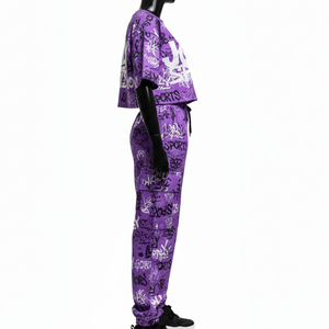 Conjunto de Pantalones y Top Corto para Mujer, Premium, 220 GSM, Poliéster y Algodón, Estampado de Grafiti Morado, Sublimación, Logotipo Personalizado - Product Image 3