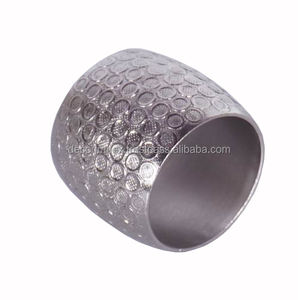 Servilletero de aluminio de diseñador, servilletero decorativo de mesa de boda redondo hecho a mano para uso en comedor y fiesta de Hotel - Product Image 6