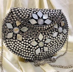 Bolso de mano redondo de metal con tachuelas plateadas y tachuelas piramidales doradas, diseño de moda con correa de cadena. - Product Image 5
