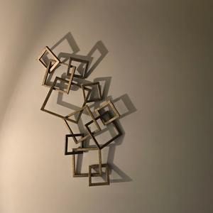 Arte de pared cuadrado entrelazado de latón con acabado dorado premium, adecuado para sala de estar, recepción de hotel y comedor. - Product Image 2