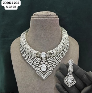 Magnifique ensemble collier et boucles d'oreilles de mariée AD, parure de collier statement en diamants américains de style royal, fournisseur de bijoux pour réceptions de mariage - Product Image 4