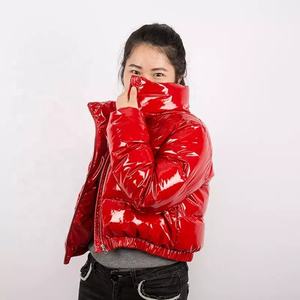 Chaqueta acolchada corta de Invierno para mujer 2020 burbuja personalizada brillante con detalle acolchado forro de nailon transpirable producto terminado - Product Image 3