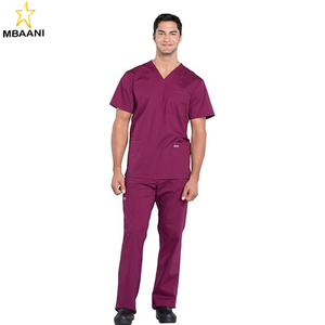Ensemble de blouses médicales pour hommes, comprenant une blouse médicale à col en V avec 4 poches et un pantalon cargo à coupe fuselée avec 5 poches et ouverture frontale. - Product Image 1