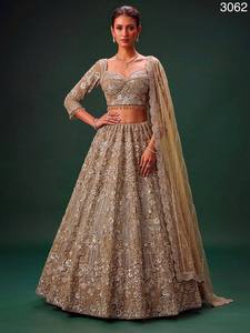 Exportateur indien : Lehenga Choli en or antique lourd et orné de motifs de qualité supérieure, idéal pour les mariages, disponible à la vente. - Product Image 4