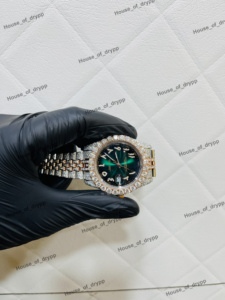 Reloj de pulsera de acero inoxidable con esfera verde de moissanita y diamantes, estilo hip hop, premium, con fecha y números arábigos. - Product Image 4