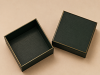 Boîte cadeau rigide de luxe personnalisée avec bordure dorée, revêtement UV et gaufrage pour emballage de bijoux, de parfums et de cosmétiques