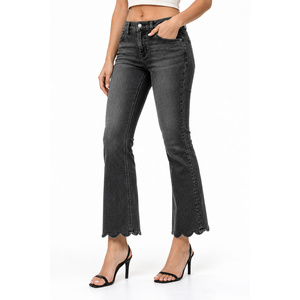 Jeans de mezclilla para mujer, cintura media, con dobladillo festoneado y corte acampanado, color negro lavado - Product Image 3