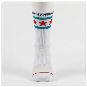 Chaussettes de basket-ball respirantes North Approach Crew Socks, blanches avec étoiles rouges, pour adultes, été - Product Image 1