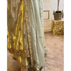 ชุดเสื้อและกางเกงสำหรับงานปาร์ตี้สวยงามสำหรับผู้หญิง พร้อมผ้าคลุมไหล่ - Product Image 2