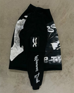 เสื้อยืดแขนสองชั้นประดับเพชรแบบย้อมสีเอซิด ยูนิเซ็กซ์ แขนสองชั้น พร้อมลายปักแบบดิสเทรส สั่งซื้อจำนวนมาก - Product Image 4