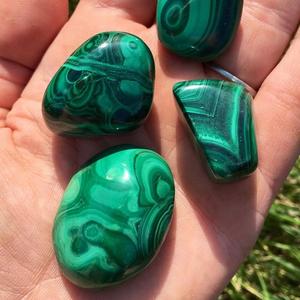 Pierres de malachite roulées en vrac, vente en gros, cristaux naturels verts de guérison, gravés, amour, Feng Shui, énergie, Reiki, méditation, à vendre - Product Image 2