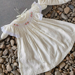 Robe personnalisée pour bébé fille, en lin smocké, coton biologique doux, respirant, lavable, motif floral, style décontracté - Product Image 1