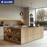 Cuisine intelligente Allure Australia Project Custom E0 Eco Modern, avec panneaux plats en bois à lattes, sans poignées.