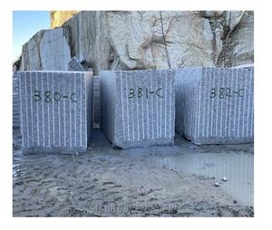 Blocs de granit Gris Pinor, granit gris naturel, matériau en pierre brute pour la découpe de dalles, les revêtements de sol et les projets de bardage. - Product Image 1