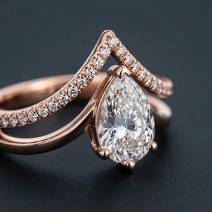 Bague de fiançailles en or rose 14 carats avec diamant taille poire, couronne chevron et accent solitaire en forme de V, diamant de laboratoire - Product Image 3