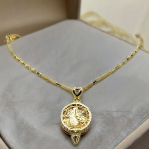 Collar de Oro Amarillo con Colgante de Rombo Texturizado y Detalles de Cuentas Intrincadas, Joyería Fina Sofisticada para Mujer - Product Image 2