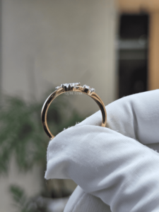 Bague ouverte en or avec diamant de laboratoire taille poire marquise certifié IGI, 0,20 ct, quatre pierres, design géométrique minimaliste, sertie à griffes - Product Image 3