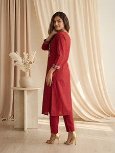 Conjunto de Kurti y Pantalón Recto Rojo Carmesí con Estampado Geométrico en Contraste en el Pecho, Puños y Dobladillo, Estilo Casual Regular, Prayosha Enterprise - Product Image 4