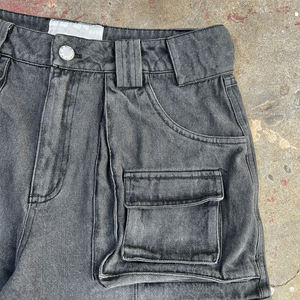 Shorts cargo noirs pour hommes, taille mi-haute, fermeture boutonnée, en toile de coton délavée, style workwear, poches, logo au dos - Product Image 2