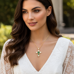 Pendentif croix plaqué or jaune 18 carats avec pavé de moissanite et diamants ronds taille brillant - Product Image 3