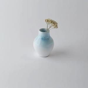 แจกันดอกไม้เซรามิกสไตล์มินิมอลเคลือบสีฟ้าไล่เฉดแบบนุ่มนวล รูปทรงศิลปะขนาดกะทัดรัด เหมาะสำหรับตกแต่งชั้นวางของและโต๊ะทำงานสไตล์โมเดิร์น - Product Image 3