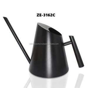 บัวรดน้ำโลหะทำมือสำหรับงานหนัก ทนทานต่อการเกิดสนิม สำหรับใช้งานกลางแจ้ง ผลิตจากเหล็กกล้าไร้สนิมเคลือบกัลวาไนซ์ โดย Zahid Exports - Product Image 1