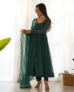 Ensemble de robe indienne traditionnelle en georgette rayée bleu sarcelle pour femme, en pur georgette de renard lourd avec imprimé Lahaeria, dupatta assorti, séchage rapide, tout inclus - Product Image 1