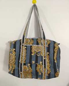 Bolso Tote de Algodón Indio con Estampado Artesanal, Bolso Acolchado Floral Bohemio con Estampado de Bloques, Perfecto para Verano, Invierno y Playa para Mujer - Product Image 1