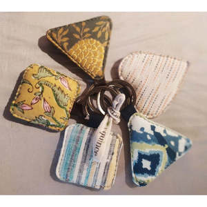 Set de 5 Llaveros y Mosquetones Promocionales Surtidos de The Quince Life para Personalización y Accesorios para Vehículos - Product Image 3