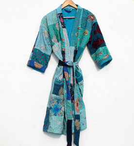 Robe de nuit kimono style patchwork multicolore Kantha matelassée en coton, faite à la main, vente en gros - Product Image 1
