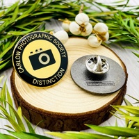 Insigne de broche en émail souple personnalisé en métal promotionnel avec des badges de prix usine époxy épingles en métal les plus vendues