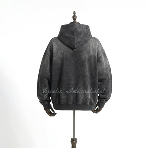 Sweat à capuche homme gris anthracite coupe classique streetwear, logo personnalisé, délavage acide, grammage lourd, 100% coton molletonné avec poche - Product Image 3