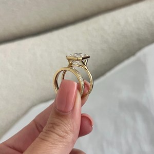 Anillo de compromiso con diamante radiante alargado de 5 quilates E VVS2, engaste de bisel con tallo dividido tipo catedral, oro amarillo - Product Image 5