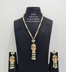 สร้อยคอจี้ทองคำชุบทองคำขาว 12660Kundan พร้อมต่างหูประดับมุกและพู่ห้อยสำหรับผู้หญิงในงานแต่งงาน - Product Image 2